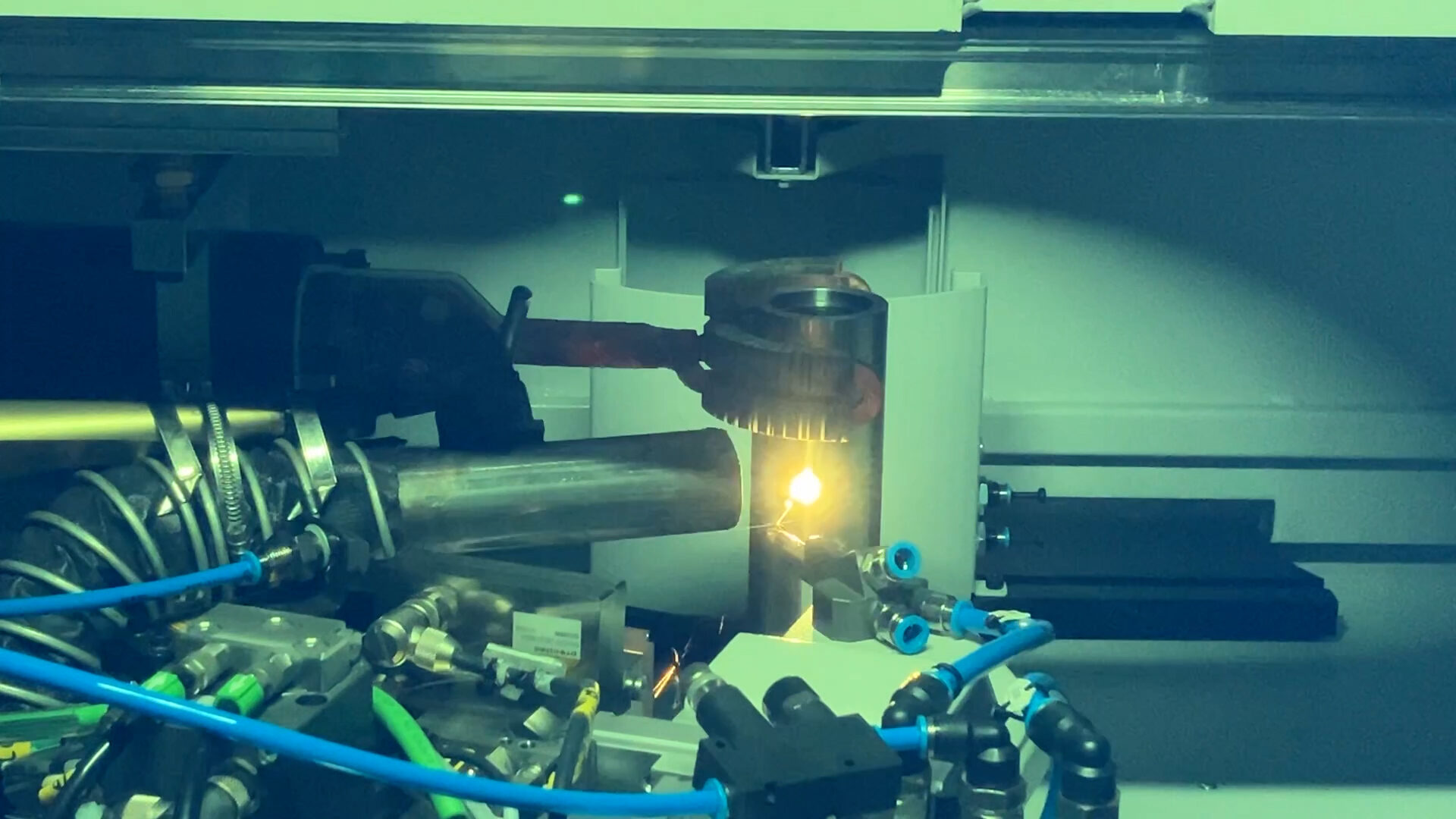 in Laser stahl schweißt, durch die Scheibe kann dem genauen Prozess beobachten.