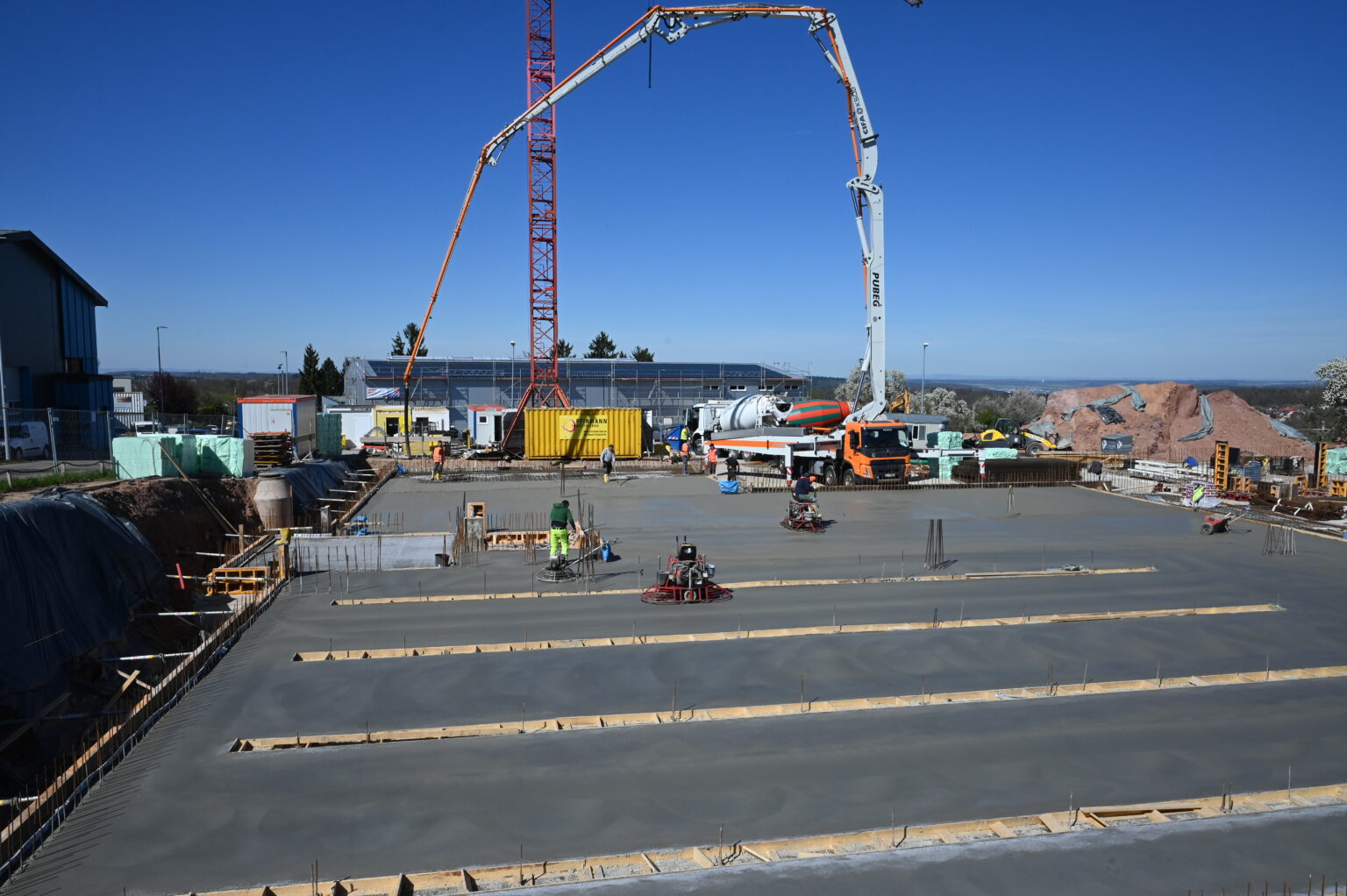 Die Bodenplatte vom TBH Neubau wird gegossen