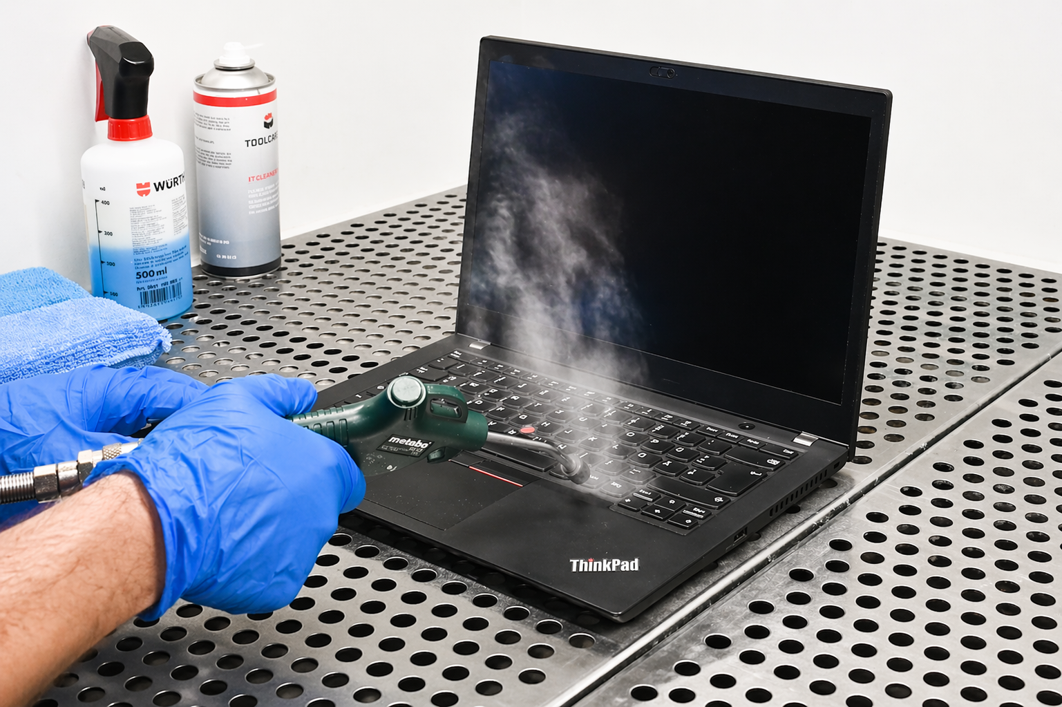 Absaugkabinett im IT-Refurbishment bei AfB social & green IT