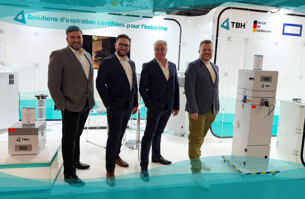 TBH-Messestand auf der Global Industrie mit Michail Außendienstmitarbeitern, Geschäftsführer Lars Hartmann und Frank Deverstel, verantwortlich für den TBH-Vertrieb in Frankreich.