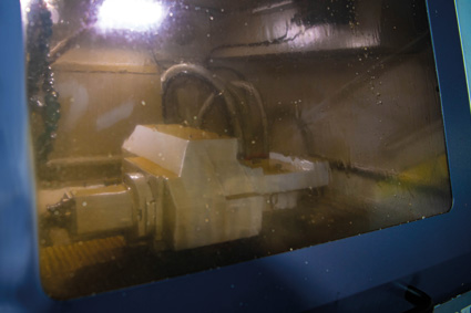 CNC-Drehmaschine im Einsatz in der Produktionshalle bei der Metallbearbeitung