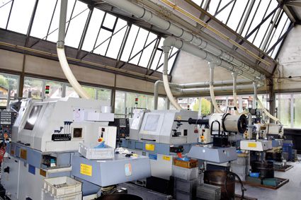 Produktionshalle mit CNC-Drehmaschinen und Ölnebelabsaugung bei Günthner