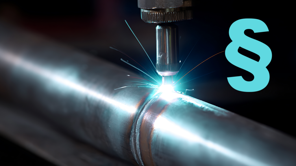 Automatisierter Metall-auf-Metall-Schweißprozess in einer industriellen Fertigungsumgebung. Ein §-Symbol weist auf Vorschriften und Richtlinien zum Umgang mit Schweißrauch hin.
