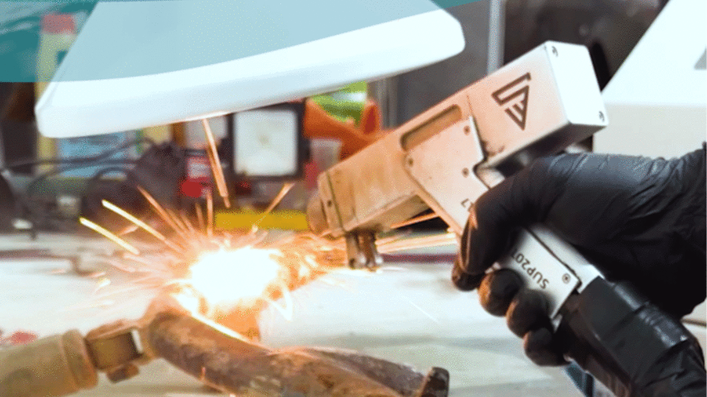 Laserreinigung einer Metalloberfläche mit Funken, Rauch und TBH-Punktabsaugung über eine TFS 250