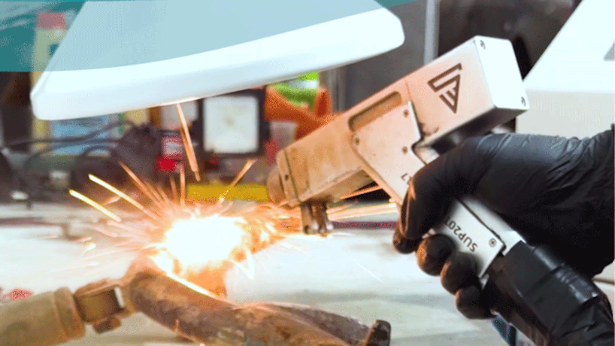 Laserreinigung einer Metalloberfläche mit Funken, Rauch und TBH-Punktabsaugung über eine TFS 250